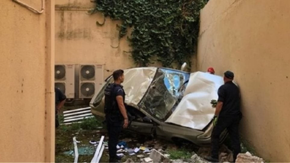 Αλεξανδρούπολη: Απίστευτο περιστατικό! Αυτοκίνητο «βούτηξε» σε… ακάλυπτο πολυκατοικίας!-Εικόνα